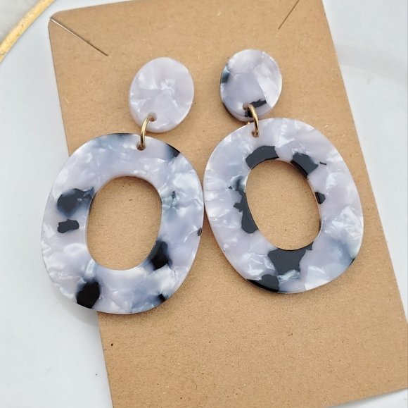 💫 5/$25 Acrylic Boho Earrings - Picture 2 of 5